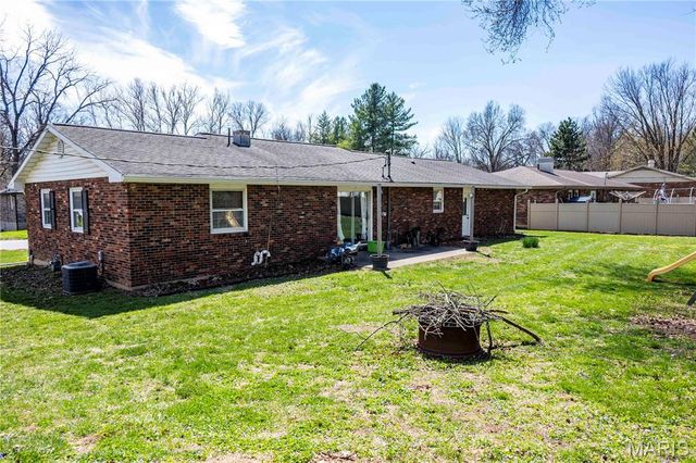 30 Satellite Drive, Hannibal, MO 63401