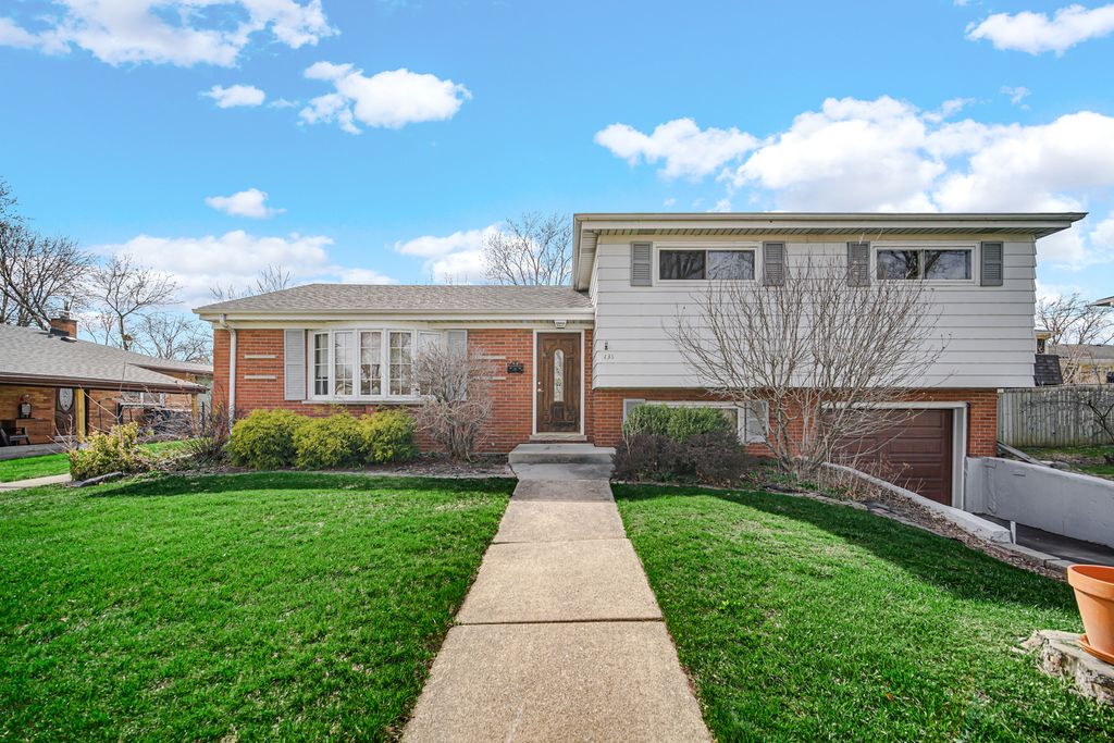 136 N School Street, Addison, IL 60101