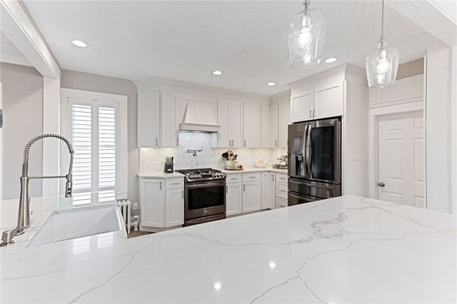 29 Burnett Road, Warwick, RI 02889