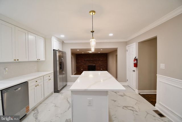 25 CHAMPLAIN RD, Marlton, NJ 08053