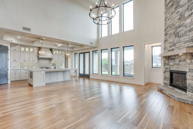 140 Mckinley Drive, Burleson, TX 76028