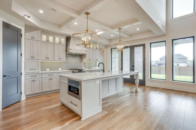 140 Mckinley Drive, Burleson, TX 76028
