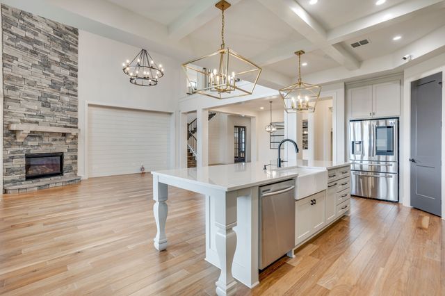 140 Mckinley Drive, Burleson, TX 76028