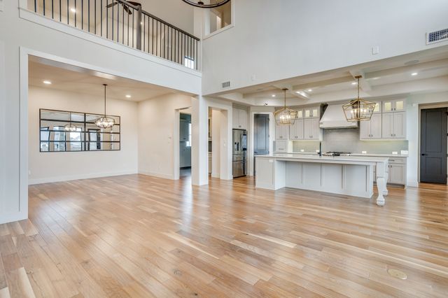 140 Mckinley Drive, Burleson, TX 76028