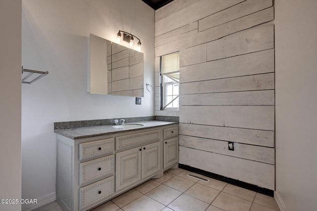 2118 S Wall Avenue, Joplin, MO 64804