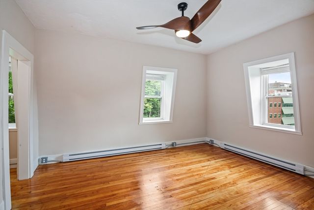 35 Oak Ave, Worcester, MA 01605