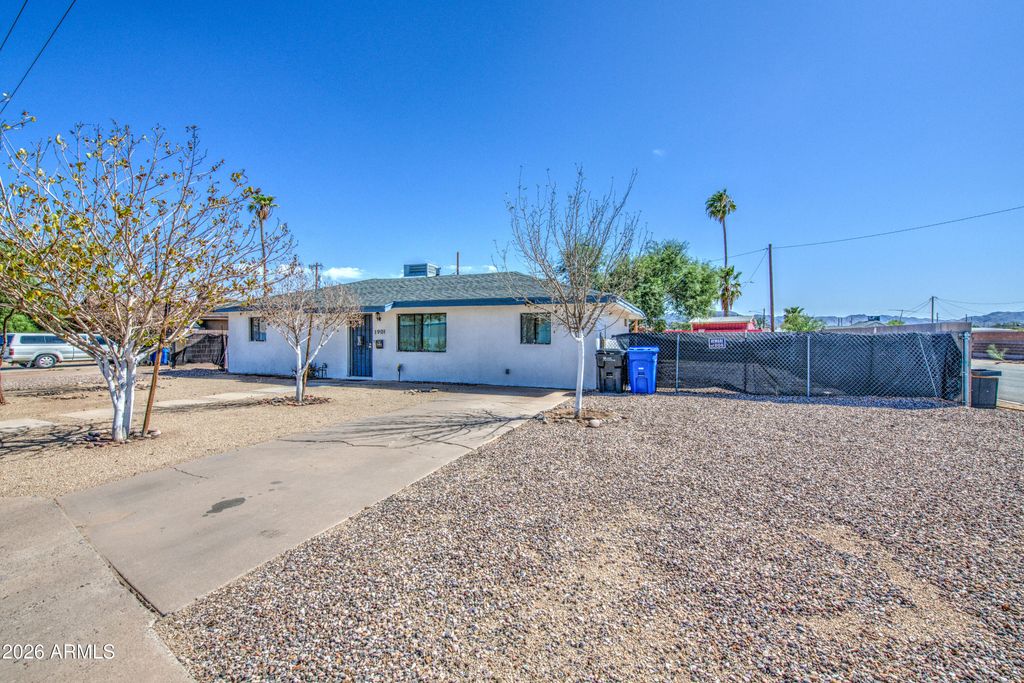 1901 E ENCINAS Lane, Phoenix, AZ 85040 — photo 4