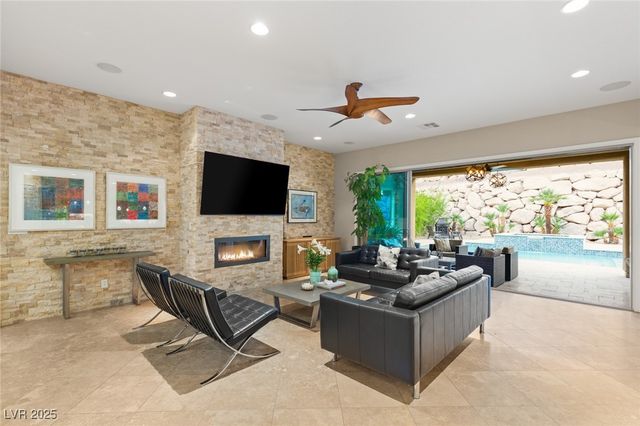 21 GRAND MASTERS Drive, Las Vegas, NV 89141