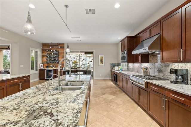 21 GRAND MASTERS Drive, Las Vegas, NV 89141