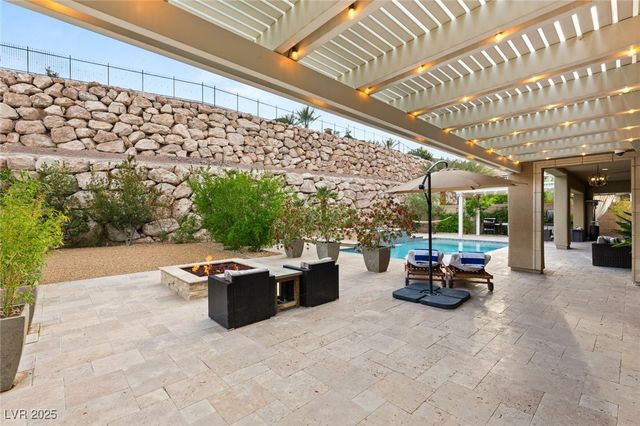 21 GRAND MASTERS Drive, Las Vegas, NV 89141