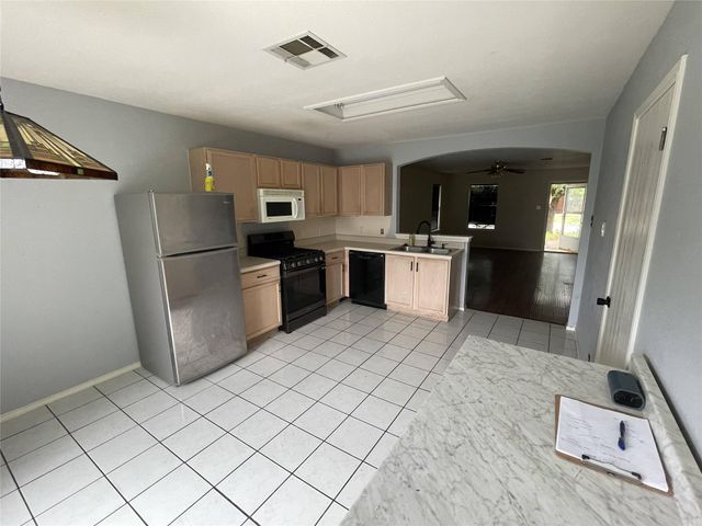 110 Brentwood DR, Leander, TX 78641