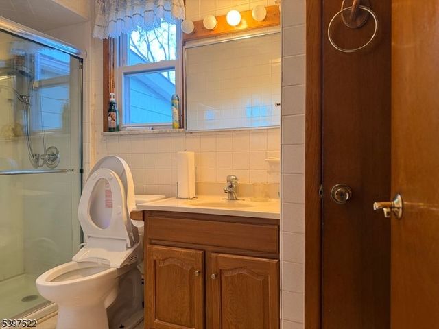 429 River Dr, Elmwood Park Boro, NJ 07407