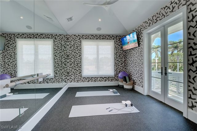 2020 Gordon DR, Naples, FL 34102