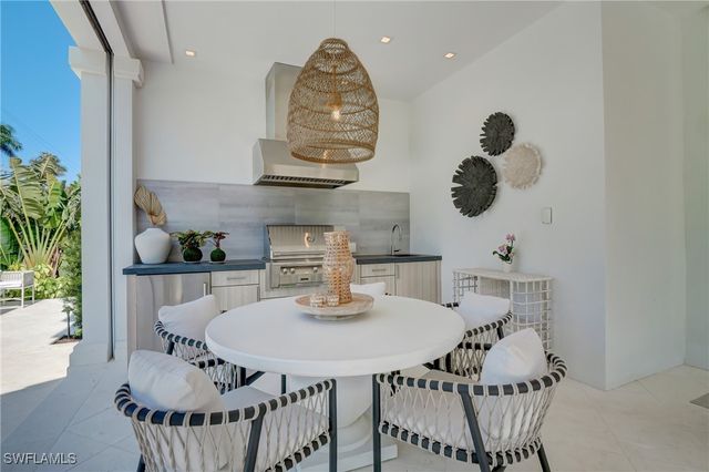 2020 Gordon DR, Naples, FL 34102