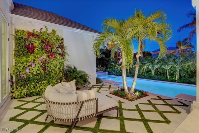 2020 Gordon DR, Naples, FL 34102