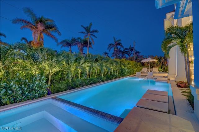 2020 Gordon DR, Naples, FL 34102