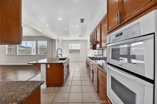 1819 Overland Court, Hemet, CA 92545