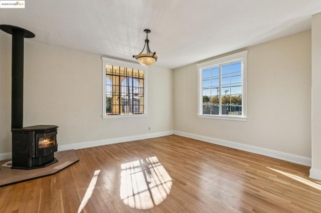 3412 Magnolia St, Oakland, CA 94608