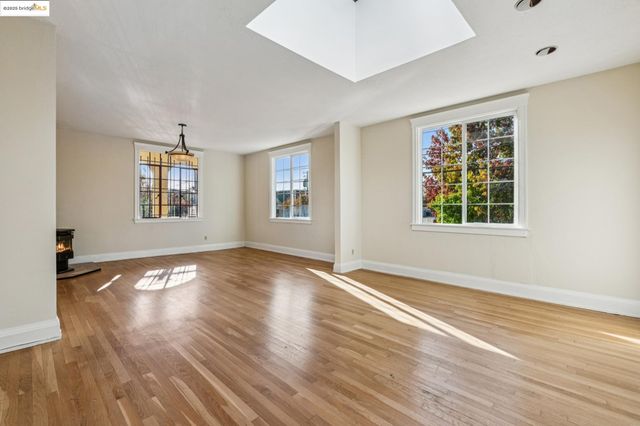 3412 Magnolia St, Oakland, CA 94608