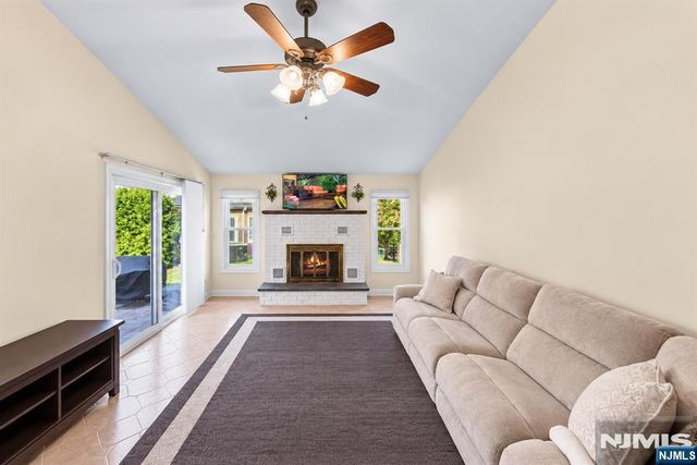89 Lexington Lane, Wayne, NJ 07470