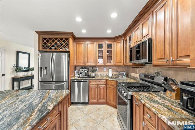 89 Lexington Lane, Wayne, NJ 07470