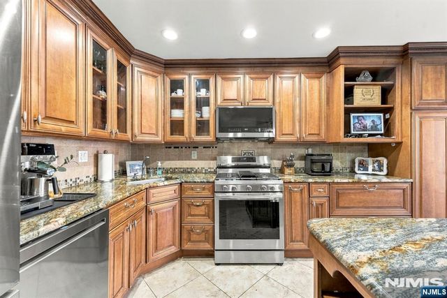 89 Lexington Lane, Wayne, NJ 07470