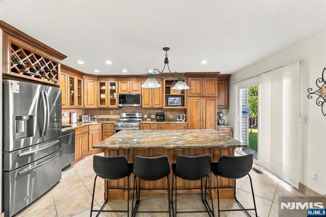 89 Lexington Lane, Wayne, NJ 07470