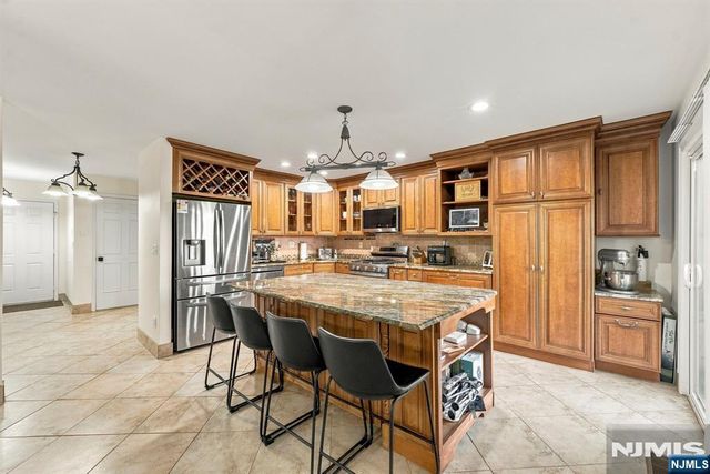 89 Lexington Lane, Wayne, NJ 07470