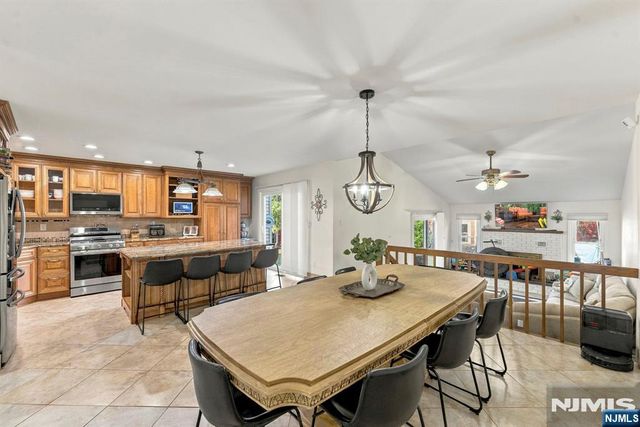 89 Lexington Lane, Wayne, NJ 07470