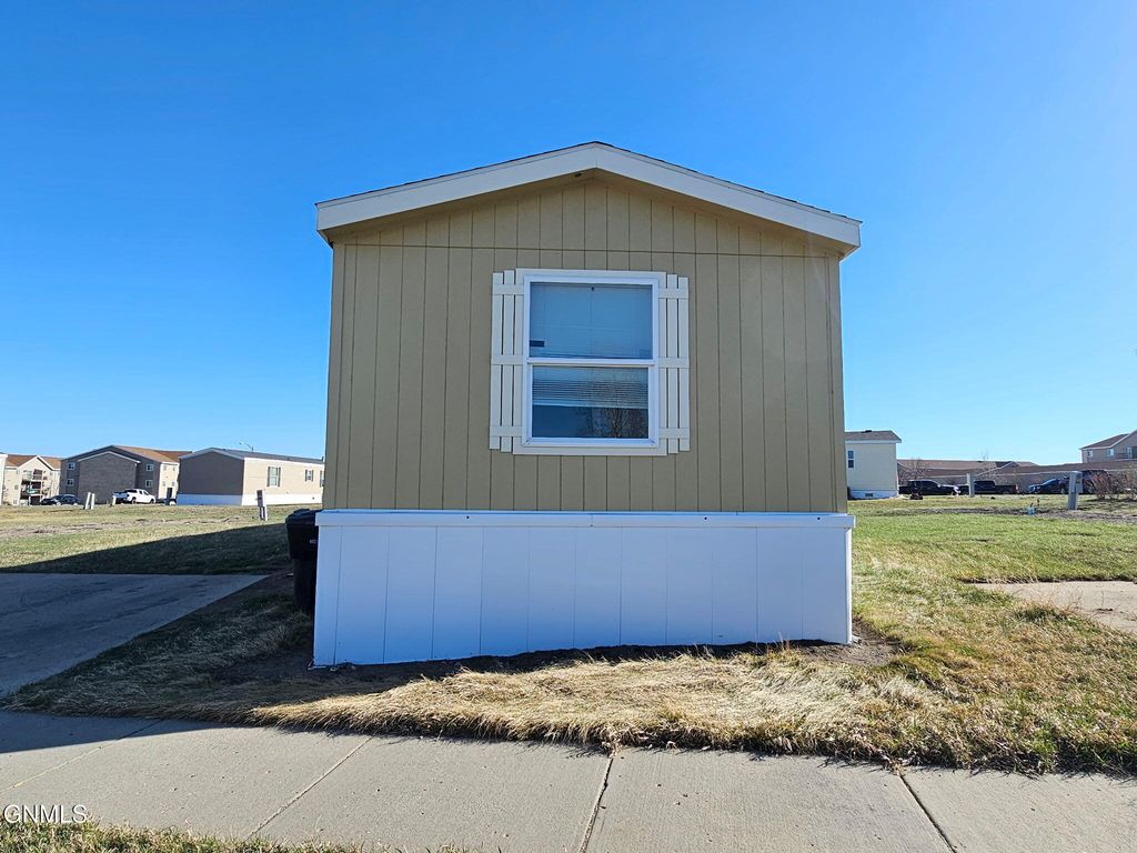 2215 33rd Terrace, Williston, ND 58801 photo 2