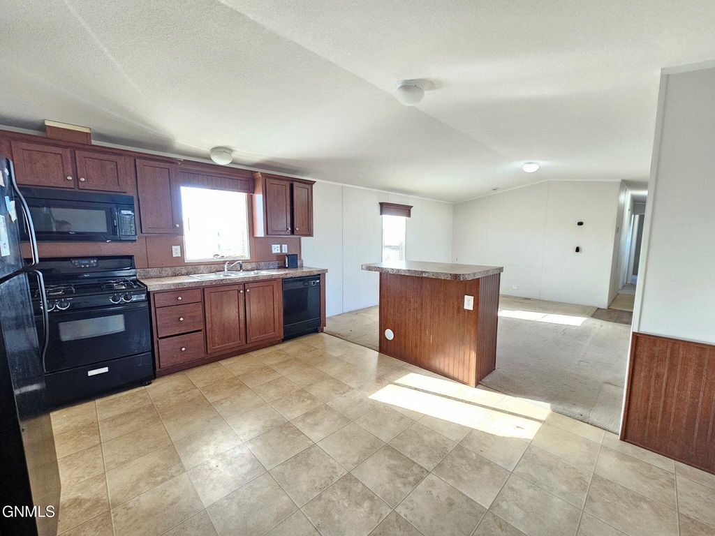 2215 33rd Terrace, Williston, ND 58801 photo 3