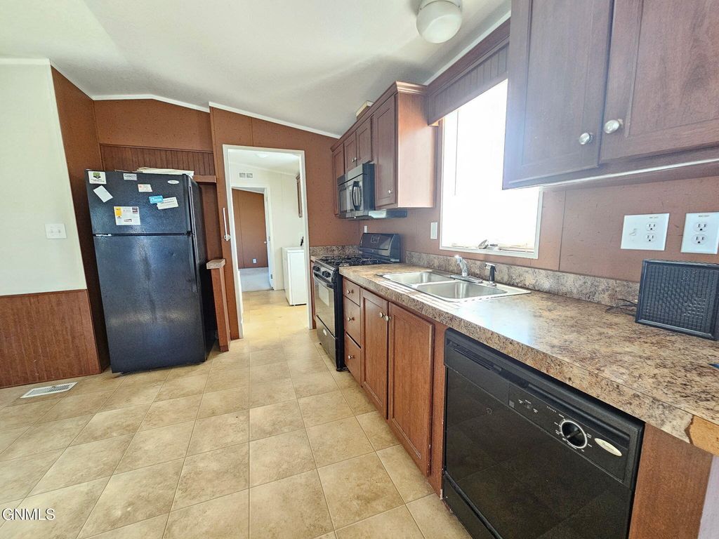 2215 33rd Terrace, Williston, ND 58801 photo 4