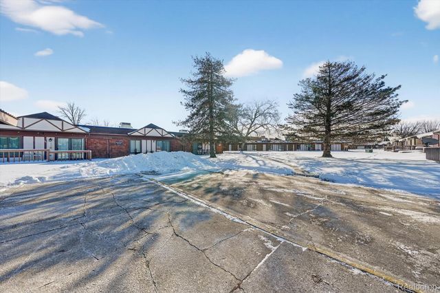 29900 N Grand Oaks Drive, Warren, MI 48092