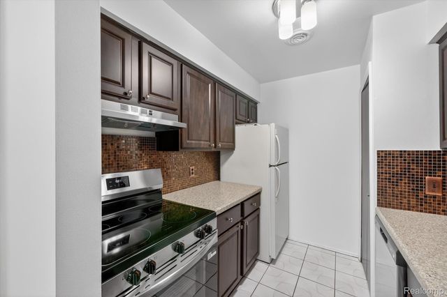 29900 N Grand Oaks Drive, Warren, MI 48092