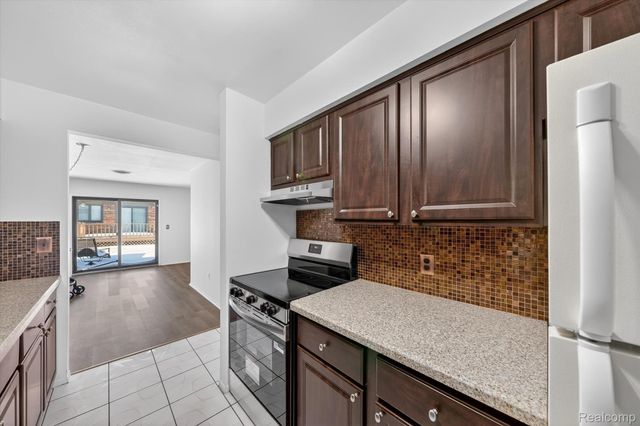 29900 N Grand Oaks Drive, Warren, MI 48092