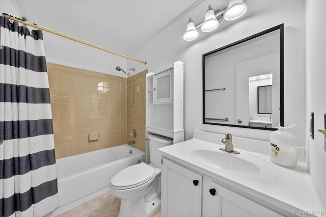 29900 N Grand Oaks Drive, Warren, MI 48092