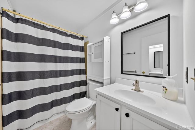 29900 N Grand Oaks Drive, Warren, MI 48092