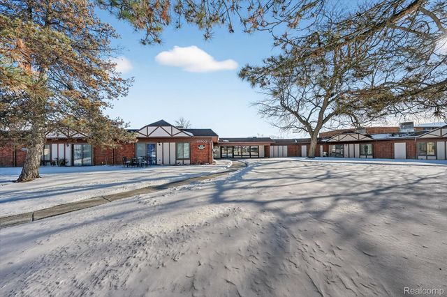 29900 N Grand Oaks Drive, Warren, MI 48092