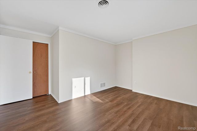 29900 N Grand Oaks Drive, Warren, MI 48092