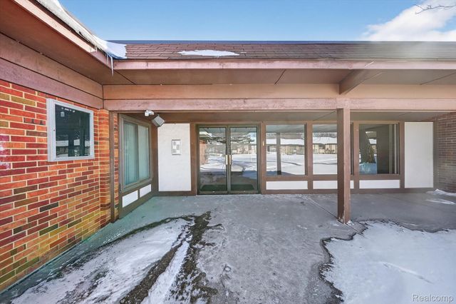 29900 N Grand Oaks Drive, Warren, MI 48092