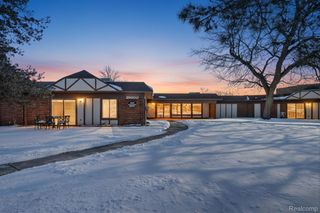 29900 N Grand Oaks Drive, Warren, MI 48092