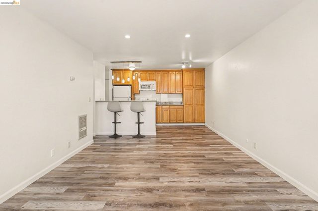 651 Oakland Ave 2D, Oakland, CA 94611