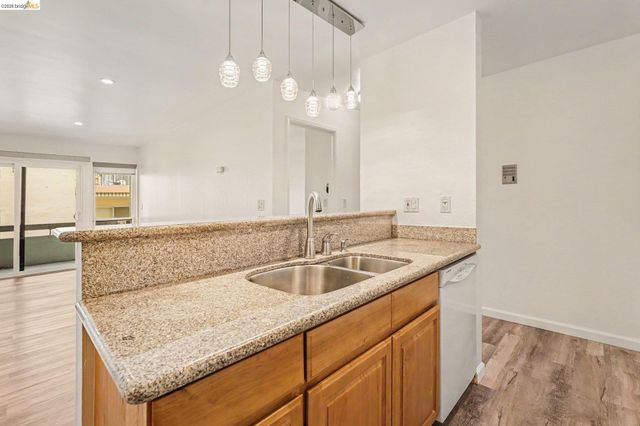 651 Oakland Ave 2D, Oakland, CA 94611