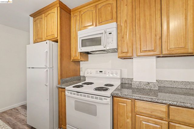 651 Oakland Ave 2D, Oakland, CA 94611