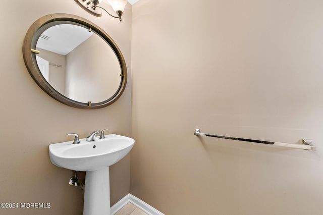 5 Ocean Breeze Court, Manahawkin, NJ 08050