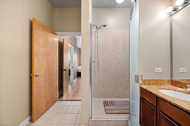 3260 N Clark Street 508, Chicago, IL 60657