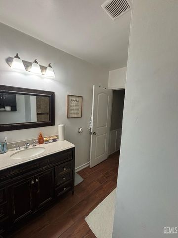 501 B Street, Bakersfield, CA 93304