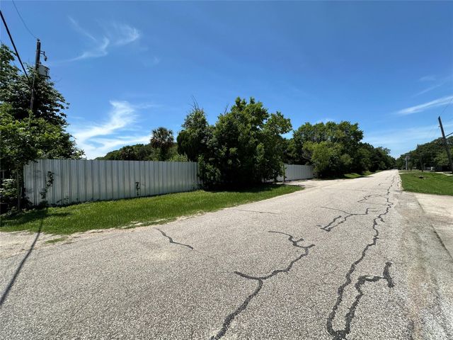 628 Highway 3 S, League City, TX 77573