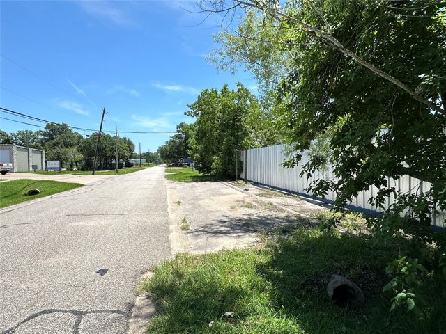 628 Highway 3 S, League City, TX 77573