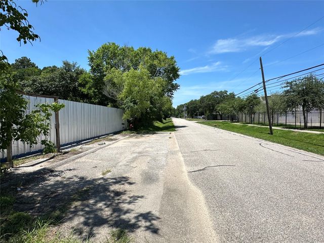 628 Highway 3 S, League City, TX 77573